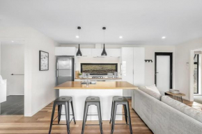 Modern and Scenic Valley Escape, Richmond